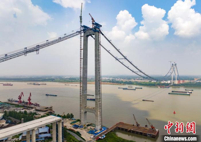 Constru??o da ponte Longtan sobre rio Yangtze avan?a de forma constante