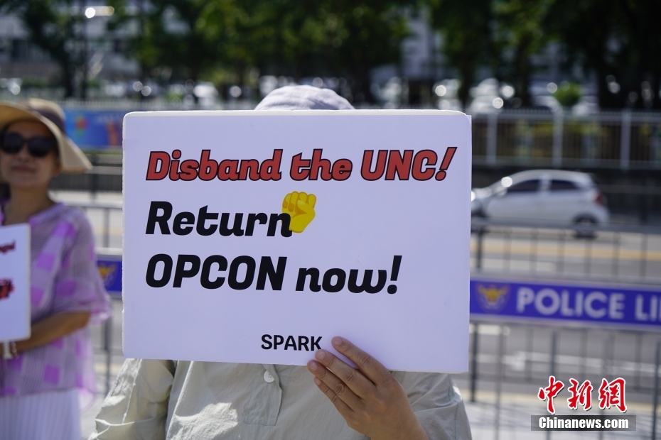 Grupos cívicos sul-coreanos realizam manifesta??o contra exercício militar entre Coreia do Sul e EUA