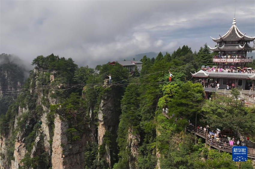 Competi??o de Slackline organizada no Parque Nacional Florestal de Zhangjiajie