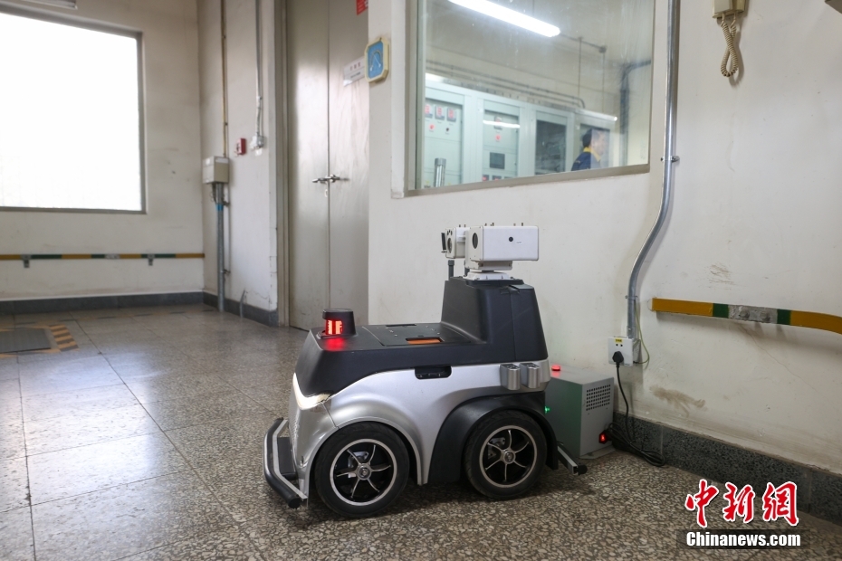 Rob? de inspe??o de equipamentos de fornecimento de energia subterranea entra ao servi?o em Beijing