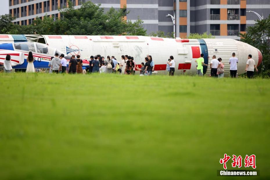 Universidade na cidade chinesa de Nanjing recebe novos alunos de forma criativa