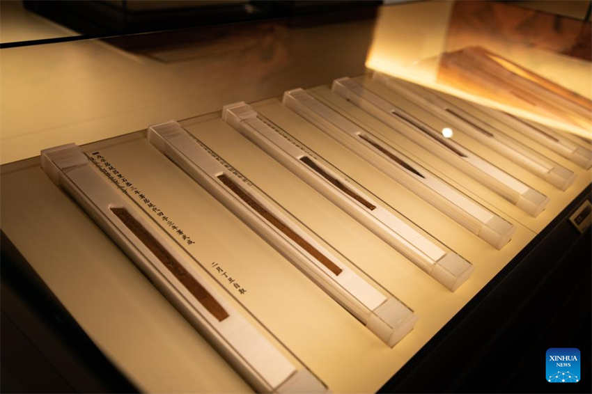 Mais de 1.000 tiras de bambu est?o em exposi??o em museu chinês