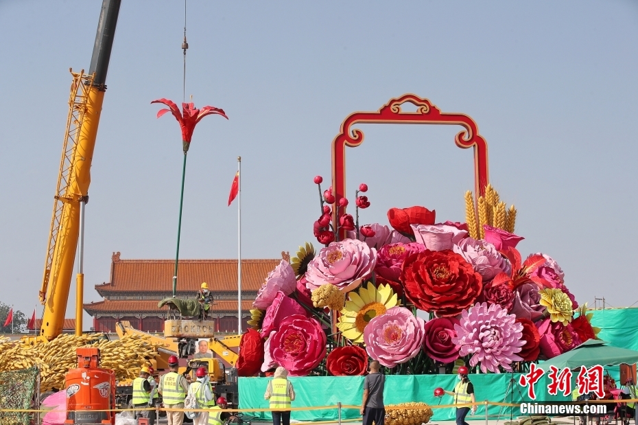 Canteiros de flores s?o instalados na Pra?a Tiananmen para feriado do Dia Nacional