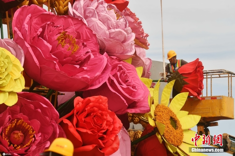 Canteiros de flores s?o instalados na Pra?a Tiananmen para feriado do Dia Nacional