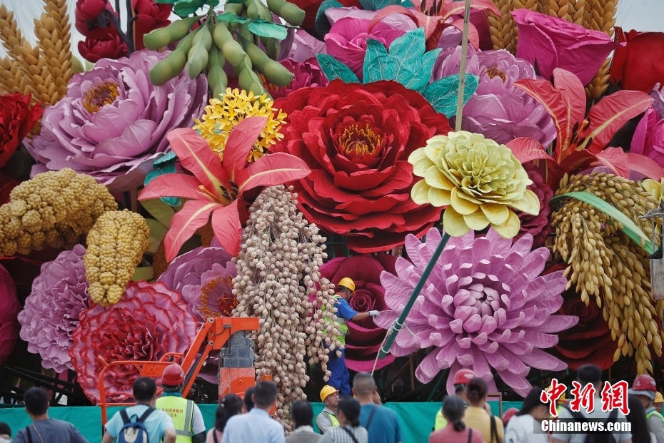 Canteiros de flores s?o instalados na Pra?a Tiananmen para feriado do Dia Nacional