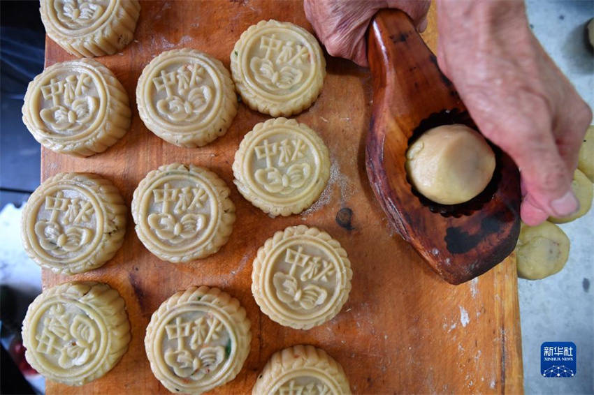 Bolos da lua s?o produzidos para celebra??o do Festival do Meio Outono