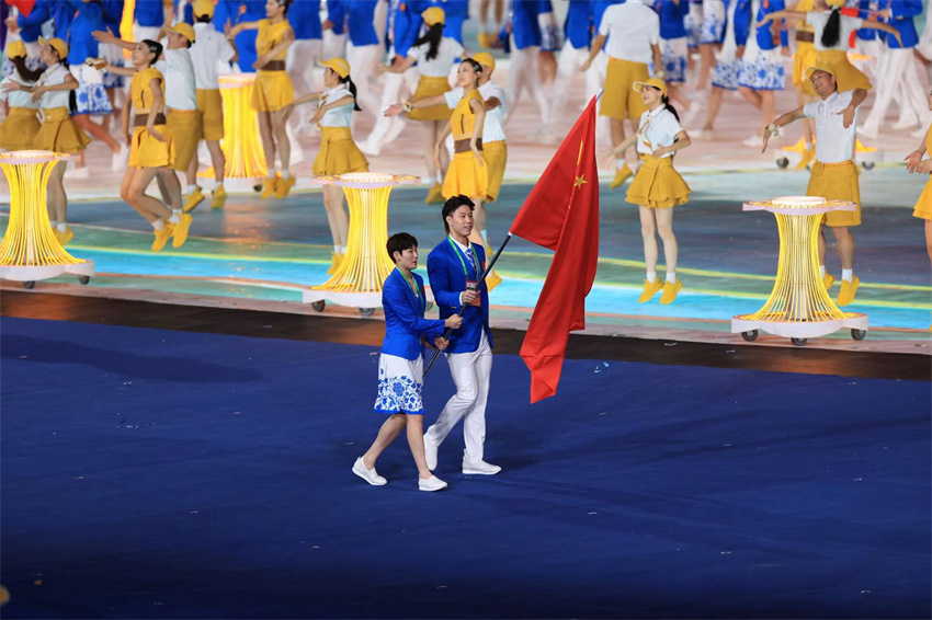 Qin e Yang lideram delega??o chinesa entrando no estádio