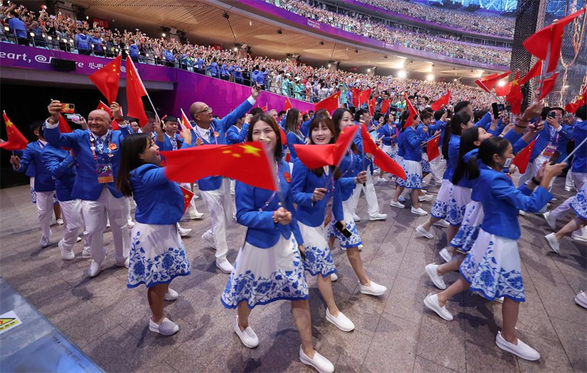 Qin e Yang lideram delega??o chinesa entrando no estádio