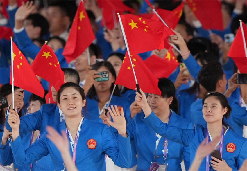 Qin e Yang lideram delega??o chinesa entrando no estádio