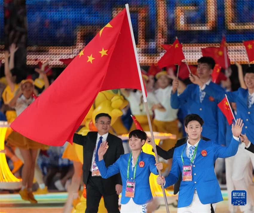 Qin e Yang lideram delega??o chinesa entrando no estádio