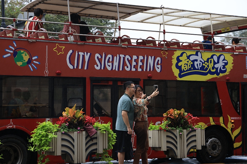 Shanghai: ?nibus conversíveis de dois andares se despedem dos passageiros