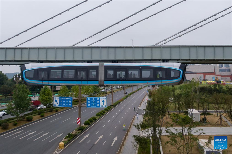 China lan?a primeira linha suspensa de monotrilho em Wuhan
