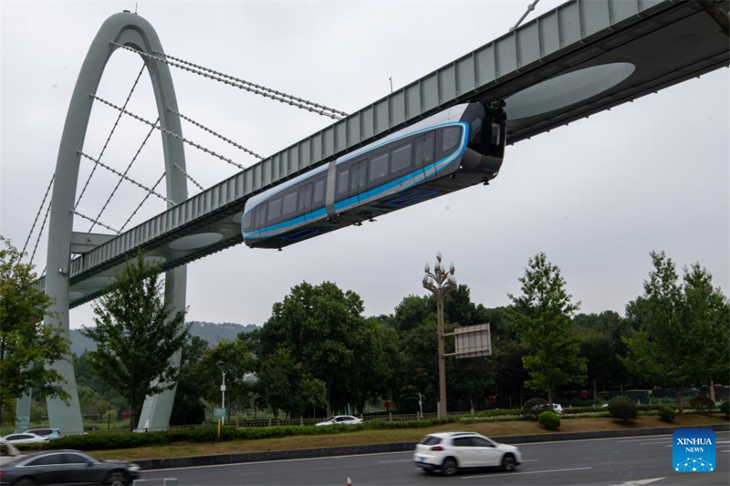 China lan?a primeira linha suspensa de monotrilho em Wuhan