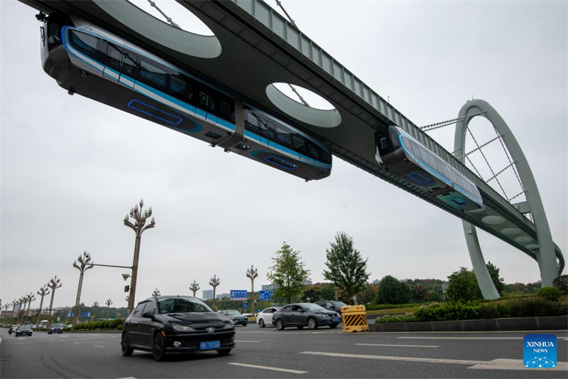 China lan?a primeira linha suspensa de monotrilho em Wuhan