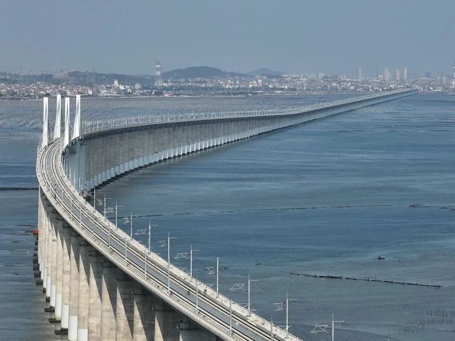 China: primeira ferrovia de alta velocidade transmarina, com velocidade de 350km/h, entra em opera??o