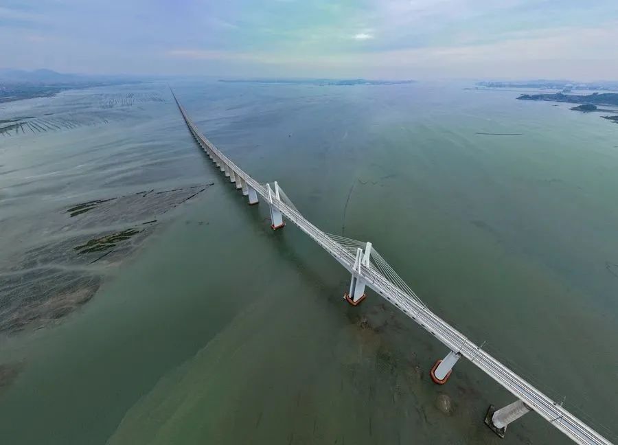 China: primeira ferrovia de alta velocidade transmarina, com velocidade de 350km/h, entra em opera??o