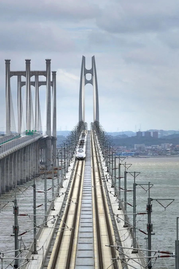 China: primeira ferrovia de alta velocidade transmarina, com velocidade de 350km/h, entra em opera??o