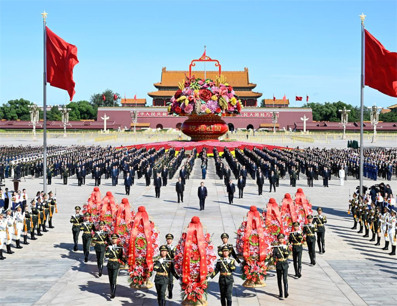 Xi Jinping presta homenagem aos heróis nacionais falecidos no Dia dos Mártires