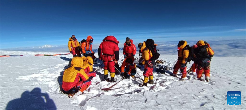 Equipe de expedi??o chinesa chega ao pico do Monte Cho Oyu para pesquisa científica