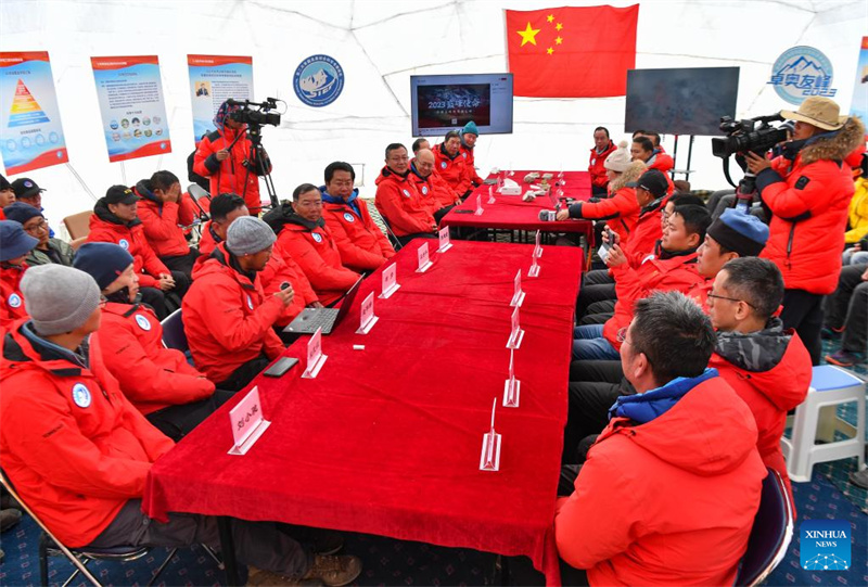 Equipe de expedi??o chinesa chega ao pico do Monte Cho Oyu para pesquisa científica