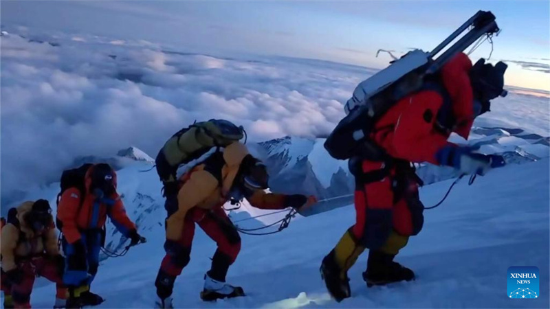 Equipe de expedi??o chinesa chega ao pico do Monte Cho Oyu para pesquisa científica