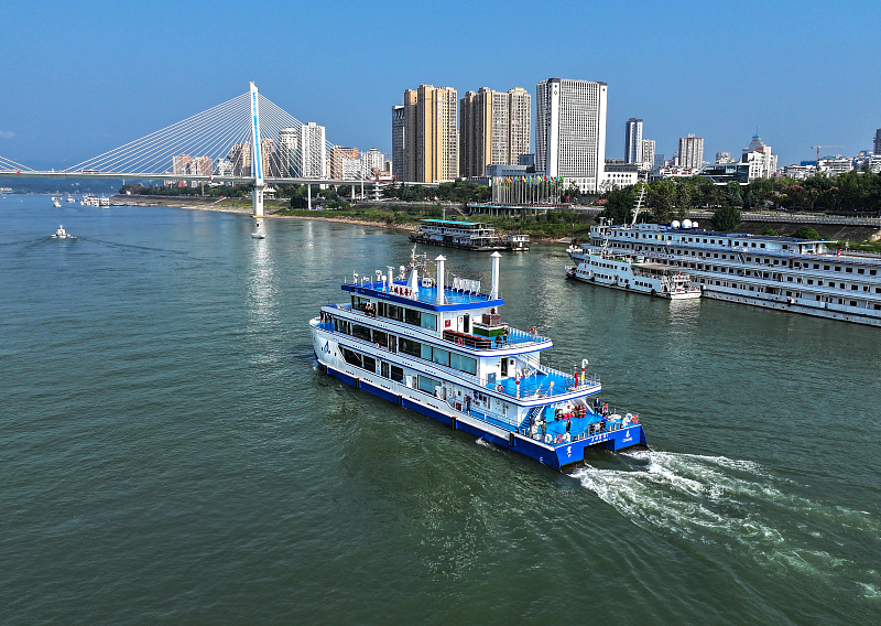 Primeira embarca??o a hidrogênio da China realiza viagem inaugural nas águas de Hubei