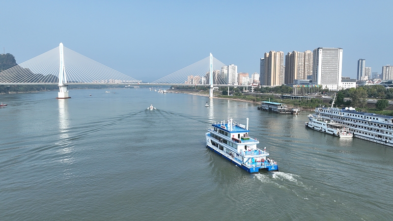 Primeira embarca??o a hidrogênio da China realiza viagem inaugural nas águas de Hubei