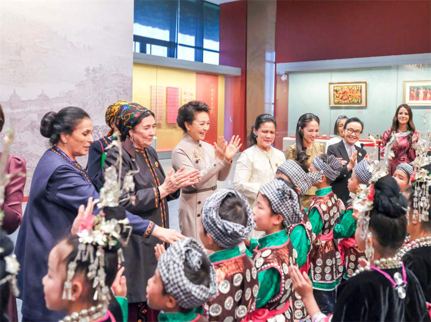 Peng Liyuan e c?njuges de líderes estrangeiros visitam Museu Nacional de Artes e Artesanatos da China