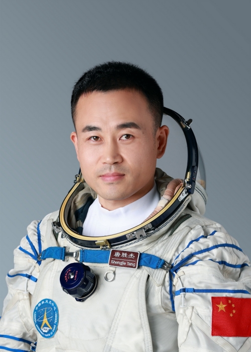 China revela tripula??o da Shenzhou-17 para miss?o da esta??o espacial