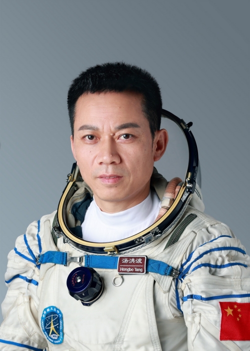 China revela tripula??o da Shenzhou-17 para miss?o da esta??o espacial
