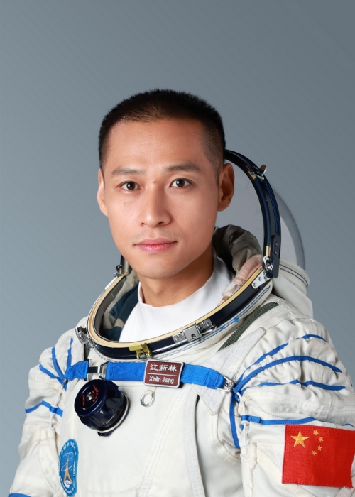 China revela tripula??o da Shenzhou-17 para miss?o da esta??o espacial