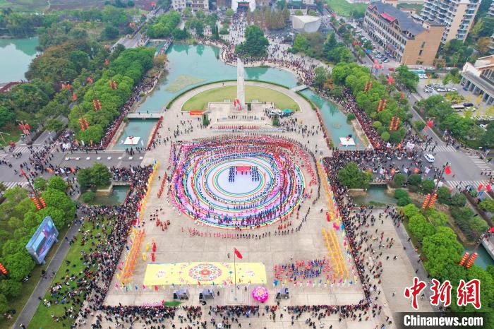 Condado aut?nomo de etnia Qiang de Beichuan celebra 20o aniversário de sua funda??o, sudoeste da China