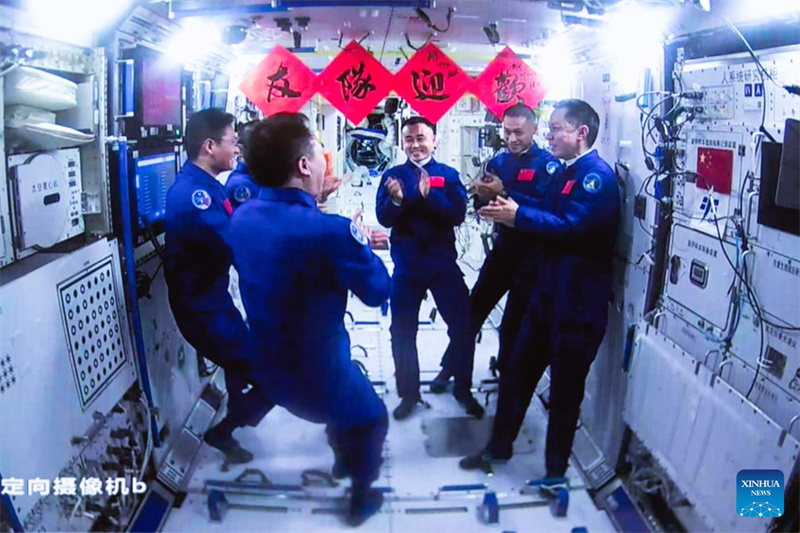 Astronautas da Shenzhou-17 entram na esta??o espacial e completam a transferência em quatro dias