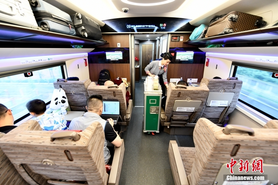 Trajeto ferroviário de alta velocidade Chengdu-Hong Kong come?a a operar com novo trem