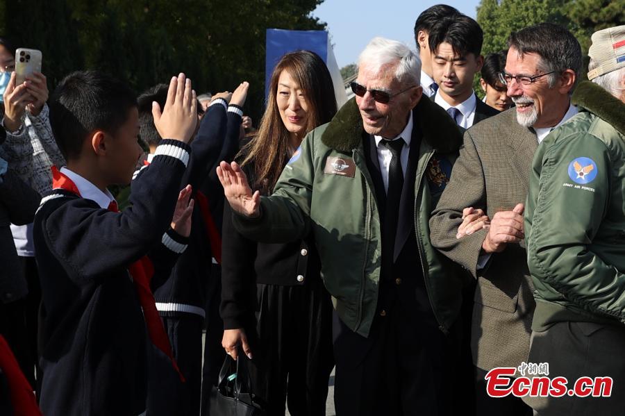 Membros dos Tigres Voadores comemoram 80o aniversário da participa??o da for?a dos EUA na guerra de resistência da China