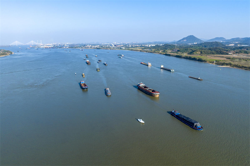 Navega??o está intensa nas águas do rio Yangtze
