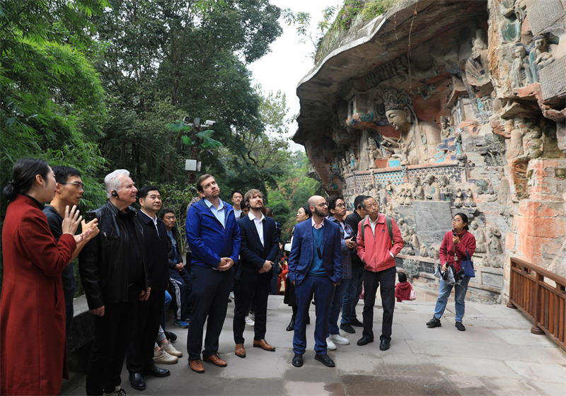 área cênica de Esculturas Rupestres de Dazu recebe número recorde de turistas, no sudoeste da China