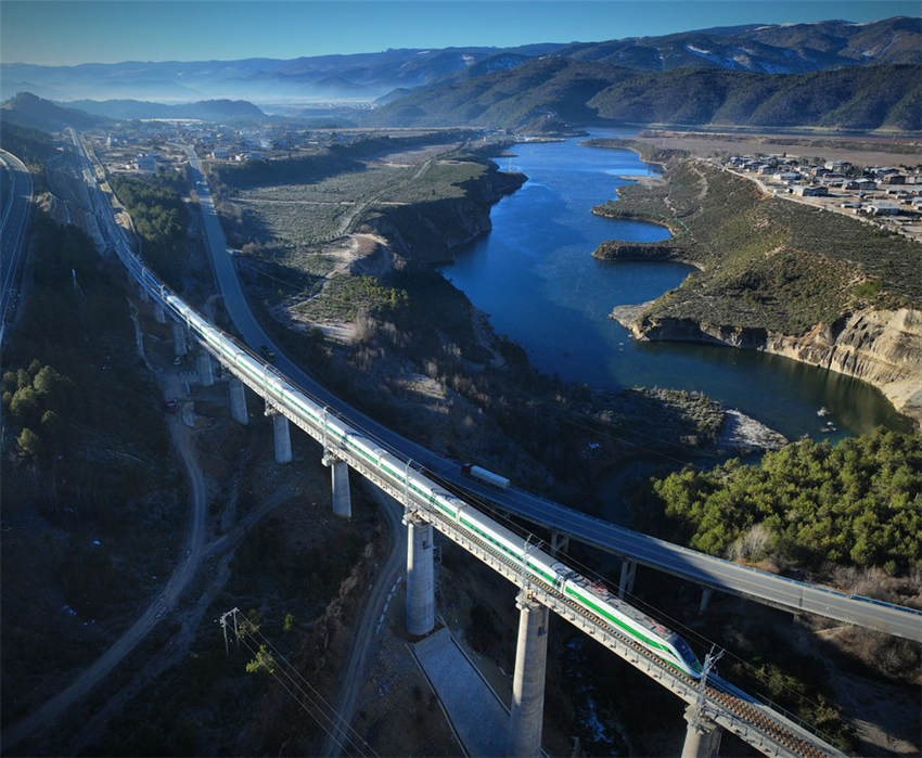 Ferrovia Lijiang-Shangri-La é aberta ao tráfego em Yunnan