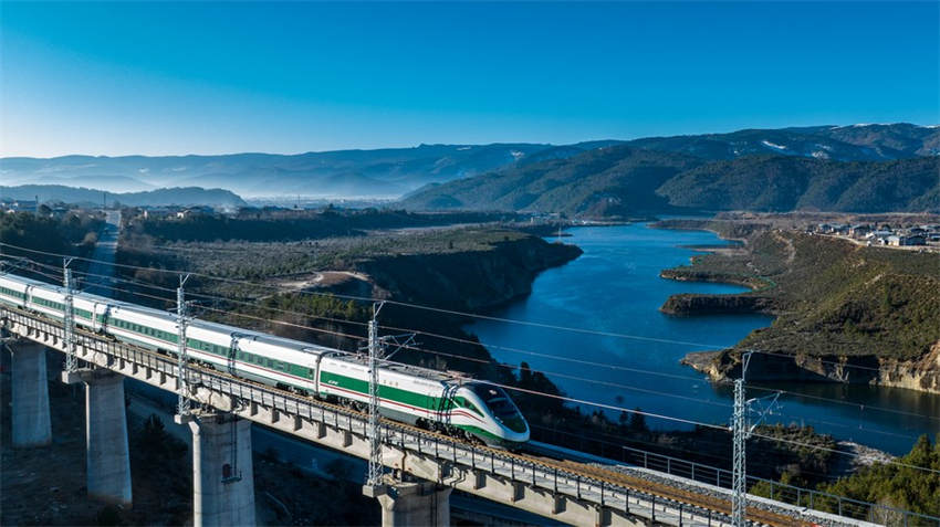 Ferrovia Lijiang-Shangri-La é aberta ao tráfego em Yunnan