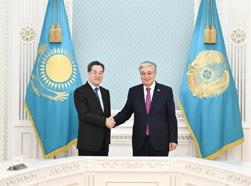 China promete fortalecer coopera??o institucional com Cazaquist?o