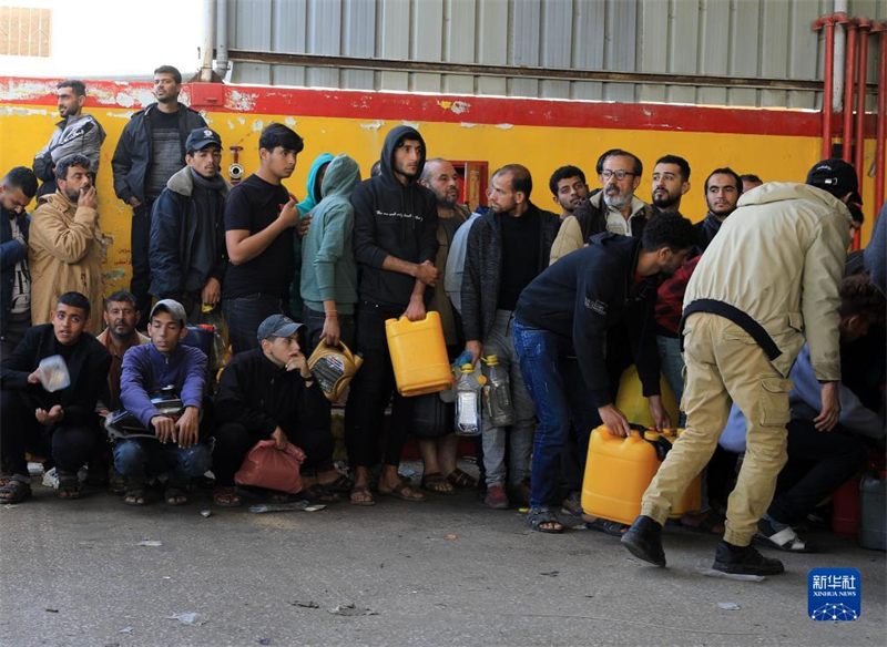 Galeria: pessoas fazem fila para comprar gasolina em Gaza
