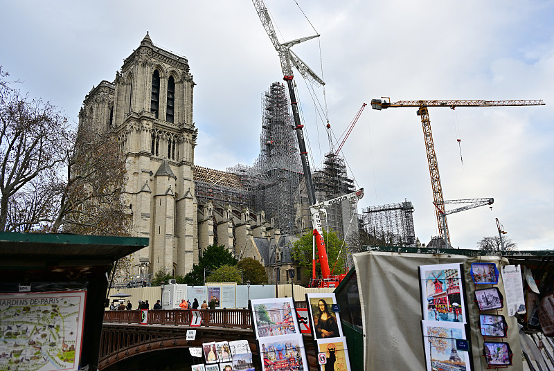 Trabalhos de restaura??o continuam no pós-incêndio em Notre Dame