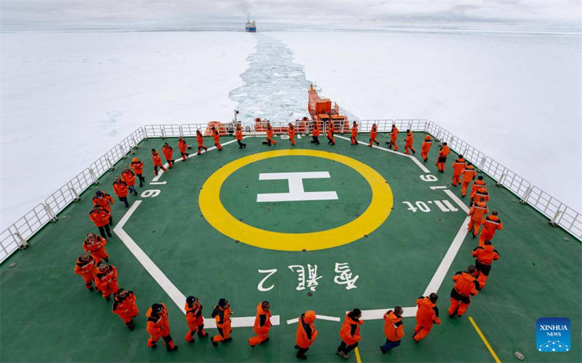 China: quebra-gelo de pesquisa científica Xuelong 2 navega no mar de Ross
