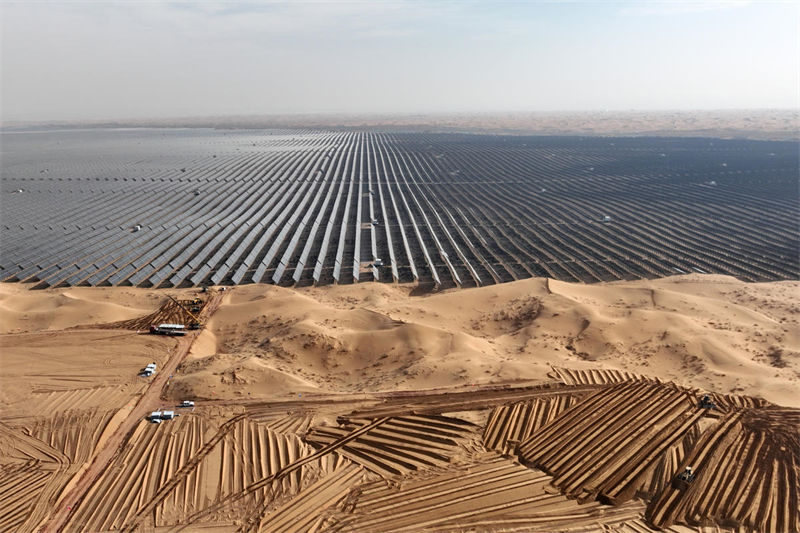 Constru??o fotovoltaica no deserto de Tengger em pleno andamento no noroeste da China