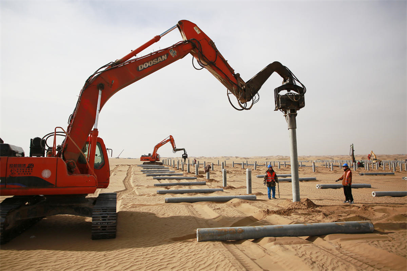 Constru??o fotovoltaica no deserto de Tengger em pleno andamento no noroeste da China