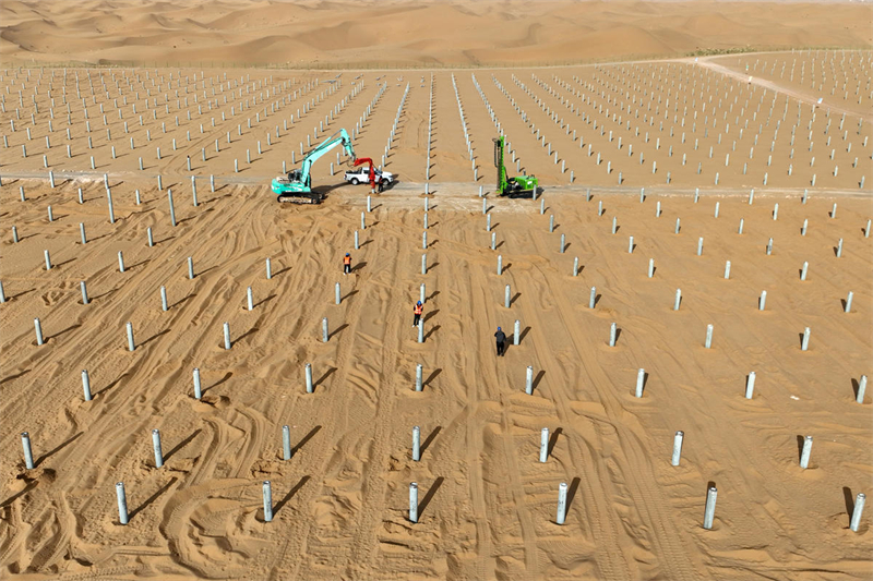 Constru??o fotovoltaica no deserto de Tengger em pleno andamento no noroeste da China