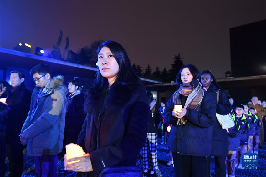 Nanjing realiza cerim?nia à luz de velas em homenagem às vítimas do massacre