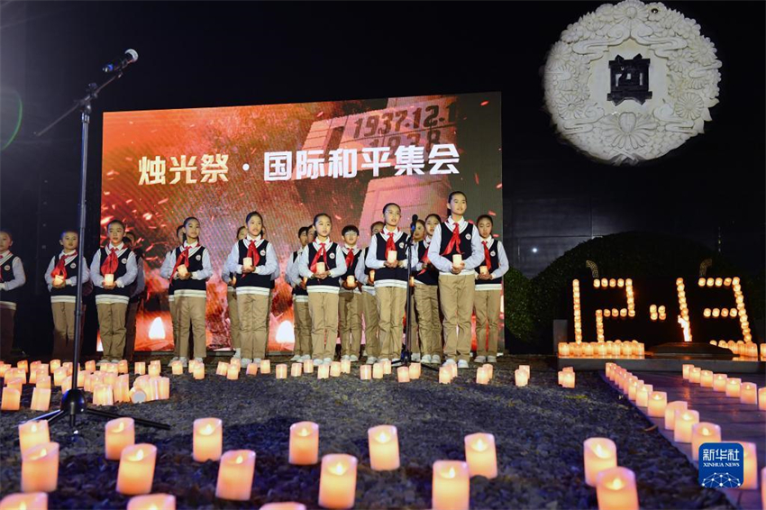 Nanjing realiza cerim?nia à luz de velas em homenagem às vítimas do massacre