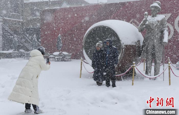 Pessoas buscam divers?o na neve no leste da China