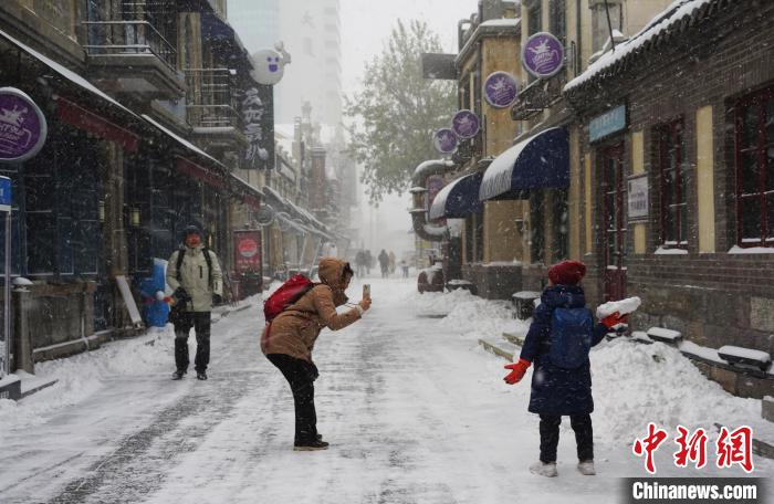Pessoas buscam divers?o na neve no leste da China